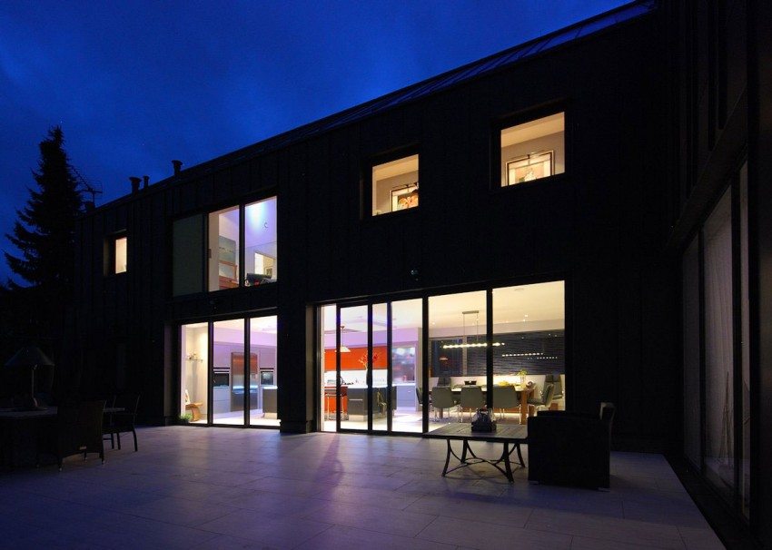 แบบบ้านร่วมสมัย 2 ชั้น โทนสีดำ ยามค่ำคืน