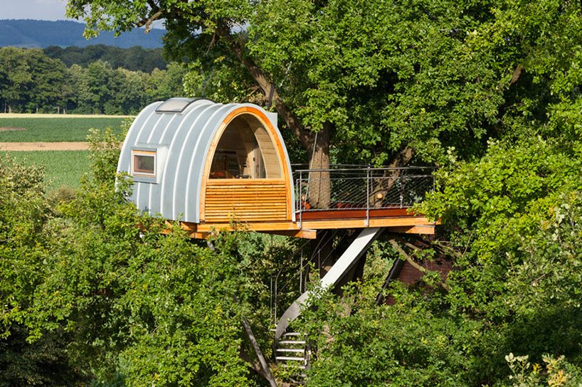 baumraum-treehouse-halle-designboom-02