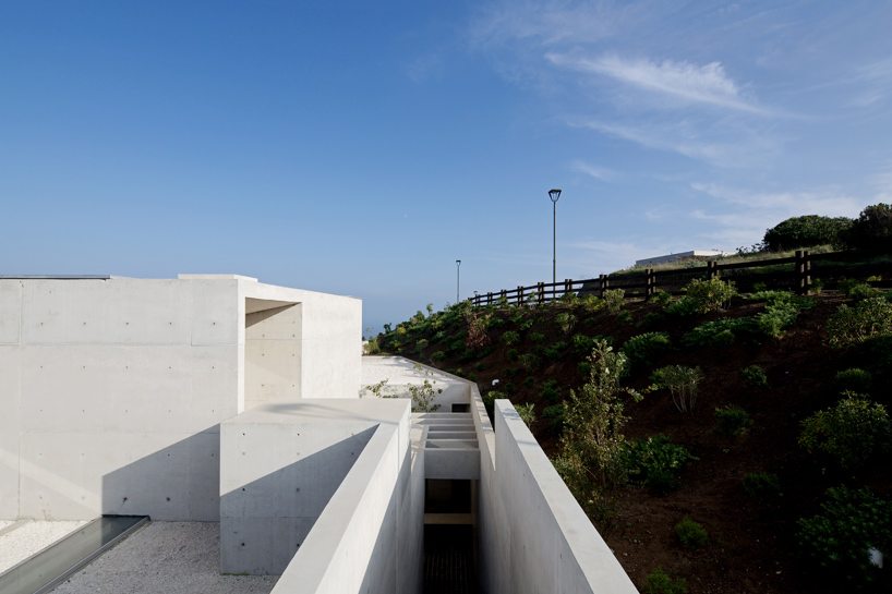 gonzalo-mardones-arquitecto-mo-house-chile-designboom-04