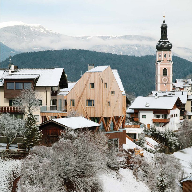 modus-architects-artists-residence-atelier-castelrotto-designboom-03