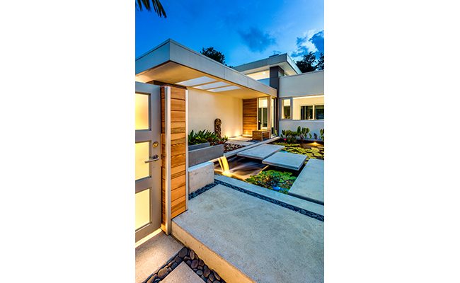 แบบบ านช นเด ยวส ขาวท นสม ยพร อมสระว ายน ำและบ อบ วกลางบ าน บ าน ตกแต ง บ าน diy แบบบ านสวย เฟอร น เจอร บ านและสวน