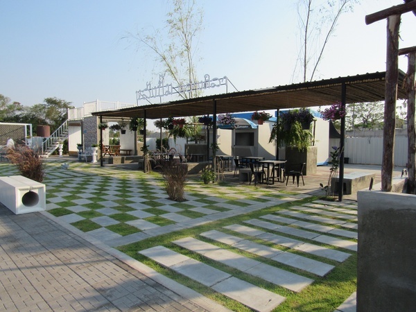 จัดสวนหน้าบ้านด้วยตนเอง-หินบนพื้นสนามหญ้า