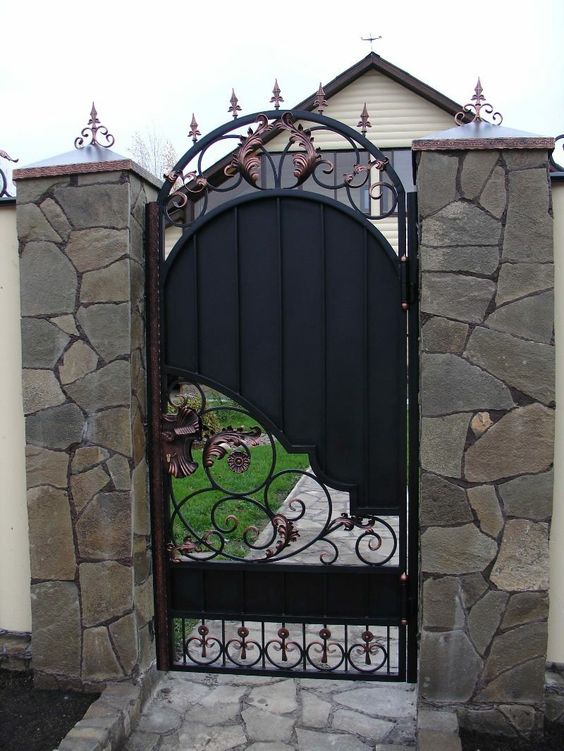 ประตูเหล็กหน้าบ้าน