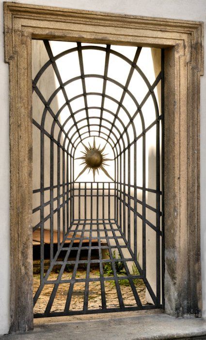 ประตูเหล็กหน้าบ้าน