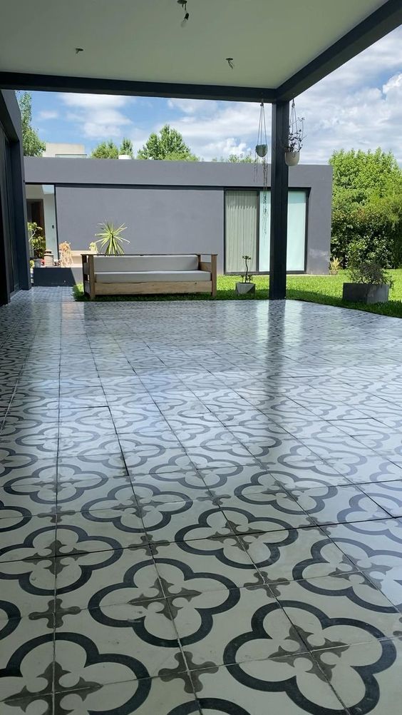 ปูกระเบื้องหน้าบ้าน