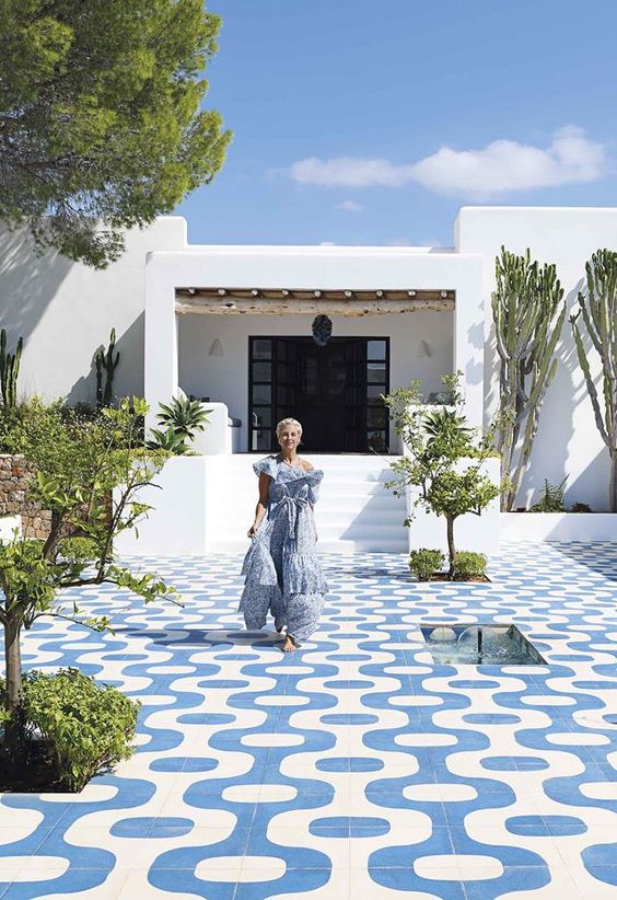 ปูกระเบื้องหน้าบ้าน