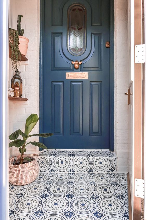 ปูกระเบื้องหน้าบ้าน