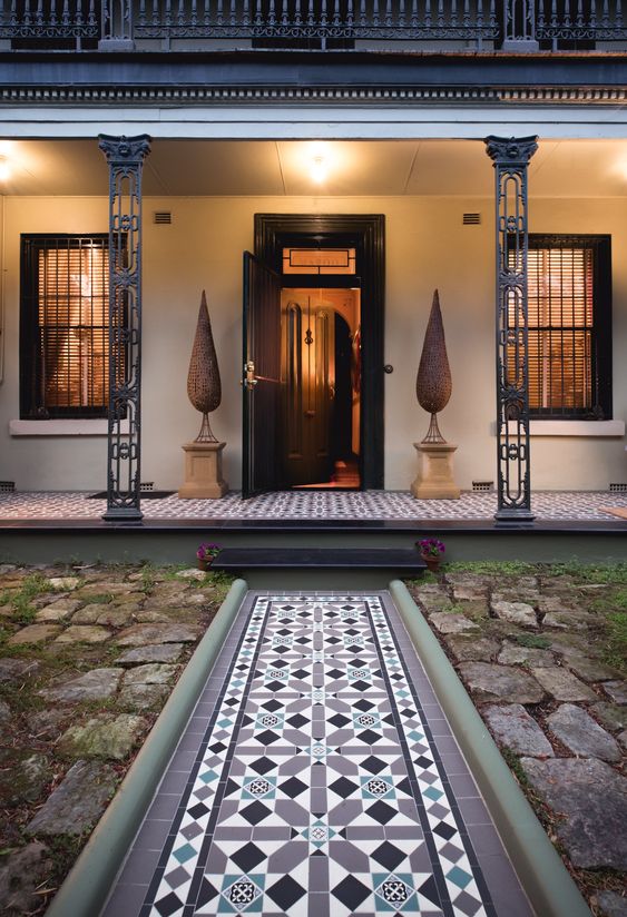 ปูกระเบื้องหน้าบ้าน